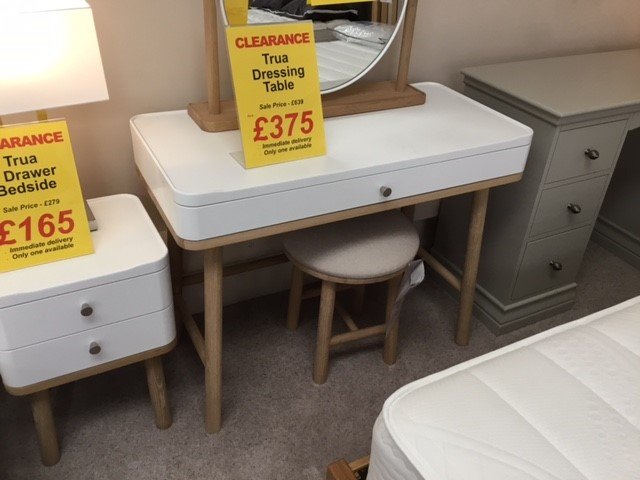 CLEARANCE PRODUCTS Trua Dressing Table